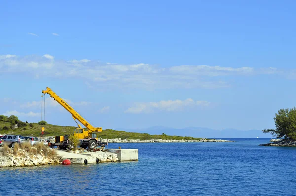 Antipaxos 港口一座移动式起重机在希腊岛上 — 图库照片