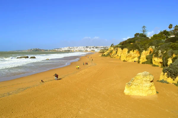 Albufeira plage personnes marchant au soleil printanier — Photo