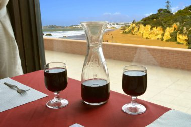 Albufeira beach sürahi gözlüklü kırmızı şarap