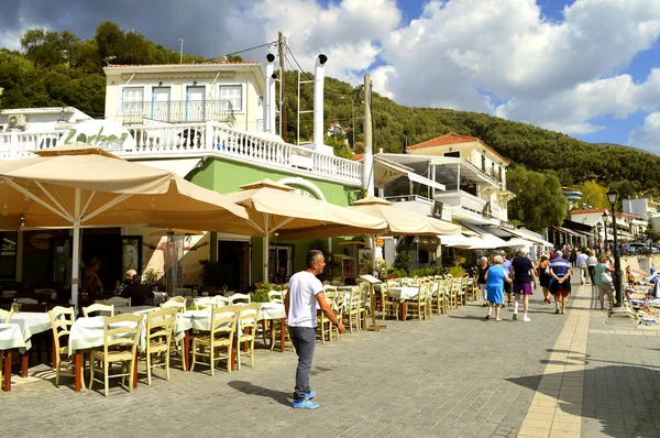 Paxos hamn turister som besöker den grekiska ön i Joniska s — Stockfoto