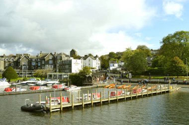 Windermere marinasında bowling oynuyoruz.
