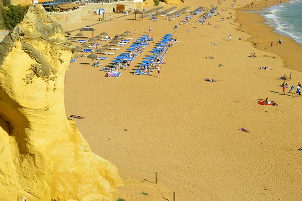 Albufeira plaj turistleri güneşleniyor. — Stok fotoğraf