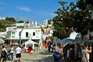 Albufeira turistleri eski kasabadan alışveriş yapıyorlar.