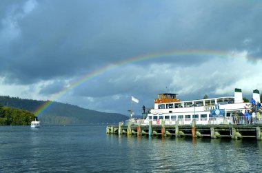 Bowness-on-Windermere, Cumbria, İngiltere - 12 Ekim 2019: Bowness-on-Windermere 'de Cumbria Gölü kıyısında bir kasaba