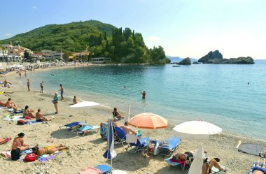 Paxos Limanı, Yunanistan - 1 Ekim 2017: Paxos Sahili Korfu 'nun güneyinde İyon Denizi' nde bir Yunan adası