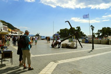 Paxos limanı, Yunanistan - 01 Ekim 2017: Paxos 'u ziyaret eden turist, Korfu' nun güneyinde İyon Denizi 'nde bir Yunan adası olan Paxos limanını ziyaret ediyor