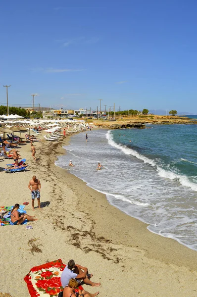 Kato Gouves Crete Greece June 2019 Tourists Kato Gouves Beach — Stock Photo, Image