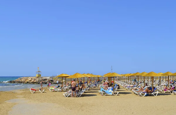 Gouves Chipre Grecia Junio 2019 Turistas Tomando Sol Bajo Sombrillas — Foto de Stock