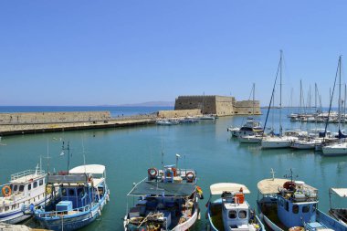 Heraklion limanındaki tekneler Girit 'in başkenti Yunan adalarından biridir.
