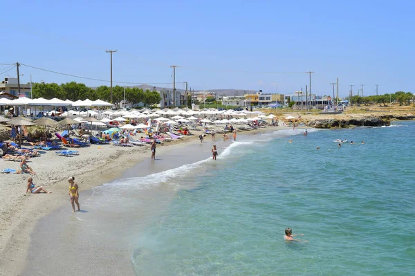 Kato Gouves Creta Grecia Junio 2019 Turistas Playa Kato Gouves — Foto de Stock