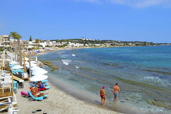 Hersonissos Kréta Görögország 2019 Június Turisták Hersonissos Strandon Krétán Legnagyobb — Stock Fotó