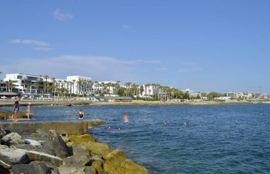 Paphos, Kıbrıs, Yunanistan - 3 Haziran 2018: Paphos 'ta denize atlayan turistler Kıbrıs' ta bir turizm beldesi kuruyorlar