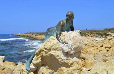 Paphas, Kıbrıs - 4 Haziran 2018: Kıbrıs Rum Kesimi 'nin Paphos kentindeki deniz gezintisinde Yiota Ioannidou' nun Sol Alte adlı bronz heykeli