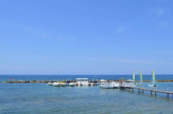 塞浦路斯颇受欢迎的旅游胜地帕福斯海滩上的船只 — 图库照片