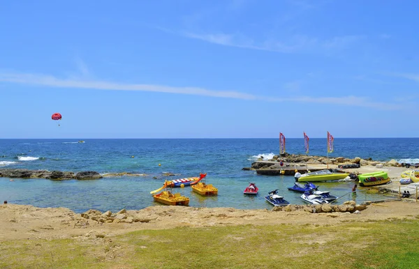 希腊帕福斯 2018年6月5日 在塞浦路斯颇受欢迎的旅游胜地帕福斯海滩租用的船只 — 图库照片