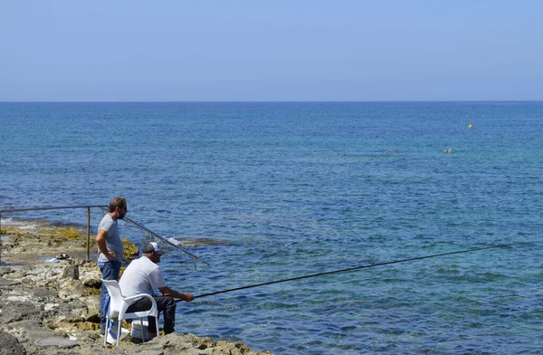 Puerto Paphos Chipre Grecia Junio 2018 Dos Hombres Que Pescan —  Fotos de Stock