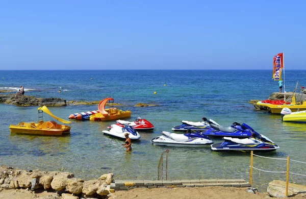 希腊帕福斯 2018年6月8日 在帕福斯海滩 塞浦路斯受欢迎的旅游胜地 租用喷气式滑雪板 — 图库照片