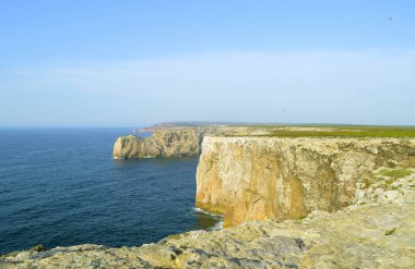 Portekiz Algarve kıyısında uçurumlarda Cape St. Vincent
