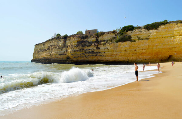 Senhora Da Rocha Beach,, Алгарве, Португалия - 2 октября 2014 года: Туристы наслаждаются августовским солнцем на пляже Senhora Da Rocha Beach в Португалии
