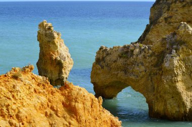 Algarve sahilinde Ponta Da Piedade kaya oluşumları