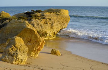 Algarve sahilinde Sietskes Sahili kaya oluşumları