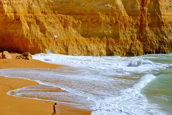 Turistické Procházky Pláži Benagil Pobřeží Algarve — Stock fotografie