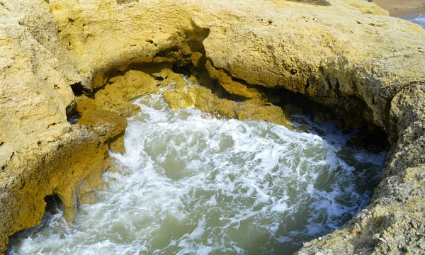 Erosione Rocciosa Dal Mare Sulla Spiaggia Auramar Albufeira — Foto Stock