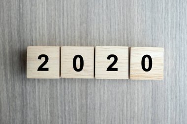 2020 yeni yıl tahta küpleri arkaplanda fotokopi alanı ile
