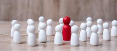 Ahşap işçilerden oluşan kırmızı lider iş adamı. Lider