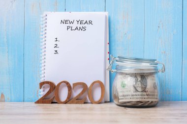 2020 Yeni Yıl Planları Not defteri, cam kavanoz ve ahşap kelime