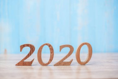 2020 ahşap numara mavi masa arka planında fotokopi alanı için 