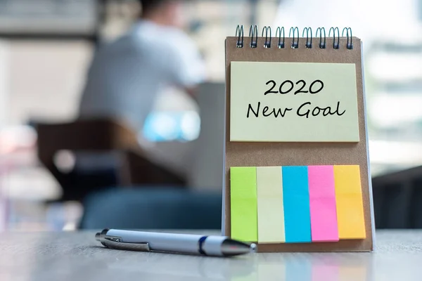 2020 Nouvel Objectif mot sur mot papier avec stylo sur table en bois. Résol — Photo