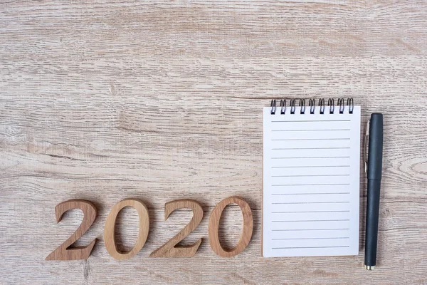 2020 Bonne année avec carnet papier, stylo et numéro en bois — Photo
