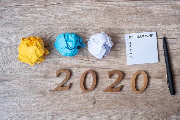 2020 RÉSOLUTION DU Nouvel An mot sur note jaune avec stylo et crumbl — Photo