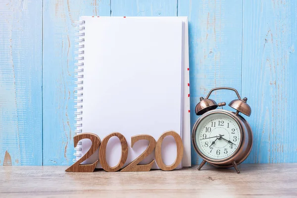 2020 An Nou fericit cu notebook gol, ceas deșteptător retro și — Fotografie, imagine de stoc