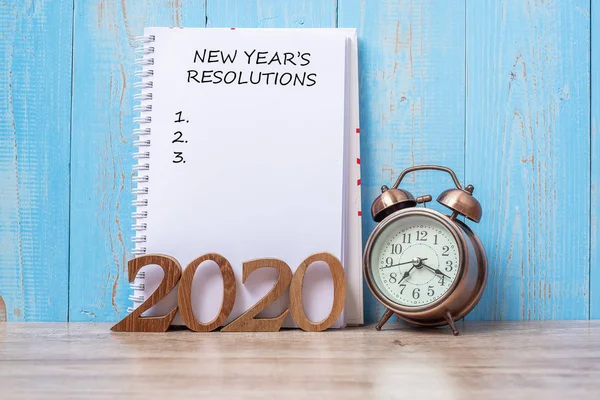 2020 Oud en Nieuw Resoluties met notebook, retro wekker en — Stockfoto