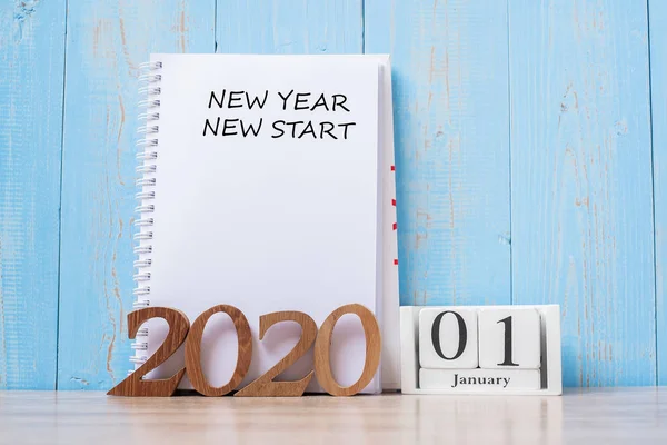 2020 Nieuwjaar Nieuwjaar woord op schrift en houten nummer. Verzoek — Stockfoto
