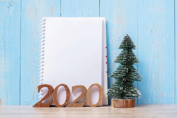 2020 Anul Nou cu notebook-ul gol și numărul de lemn. timp dușman a — Fotografie, imagine de stoc