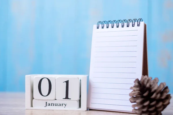 Anul Nou fericit și Bine ați venit luna ianuarie cu notebook-ul gol. ti — Fotografie, imagine de stoc