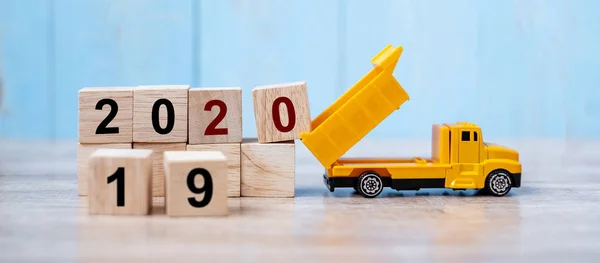 2020 Gelukkig Nieuwjaar met miniatuur vrachtwagen of bouwvoertuig — Stockfoto