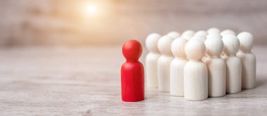 ahşap erkek kalabalığı ile kırmızı lider işadamı. liderlik, otobüs