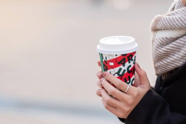 Kadın elleri sıcak Starbucks kahve fincanı tutuyor, Noel için.