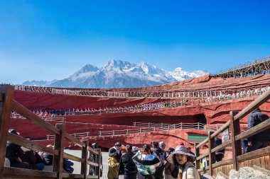 Lijiang (Çin açık hava tiyatrosu) Yeşim Drago 'ya karşı