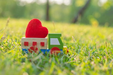 Kırmızı kalp şeklinde dekorasyon. Romantik ve mutlu sevgililer günü tatili konsepti.