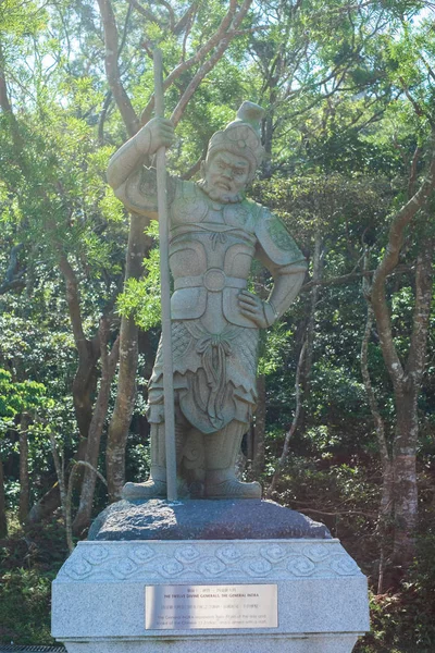 Escultura de dios chino con animal Zodíaco cerca de Tian Tan o el — Foto de Stock