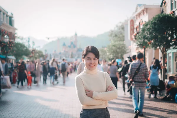 Mujer joven que viaja en Hong Kong Disneyland durante el invierno y — Foto de Stock