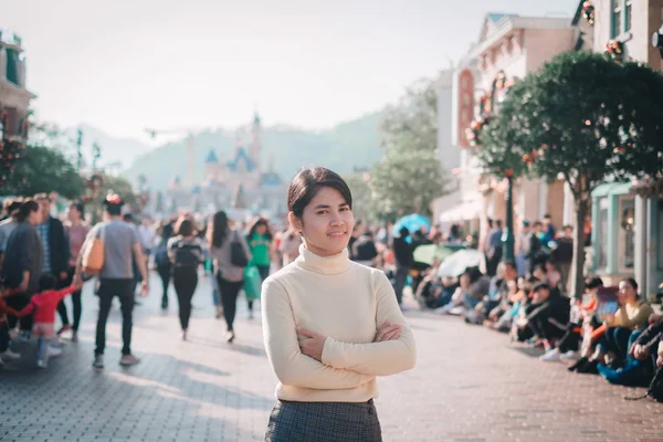 Jovem viajando em Hong Kong Disneyland durante o inverno e — Fotografia de Stock