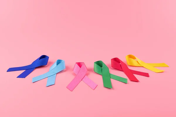 Всесвітній день боротьби з раком (4 лютого). різнокольорові стрічки обізнаності; синій , — стокове фото