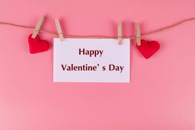 Kırmızı kalp şekli dekorasyonu t için kopyalama alanı ile aynı hizada asılı