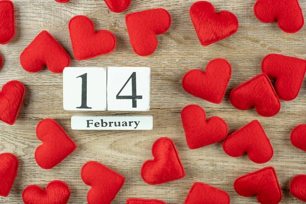 Rött hjärta form dekoration med 14 Februari kalender på trä b — Stockfoto